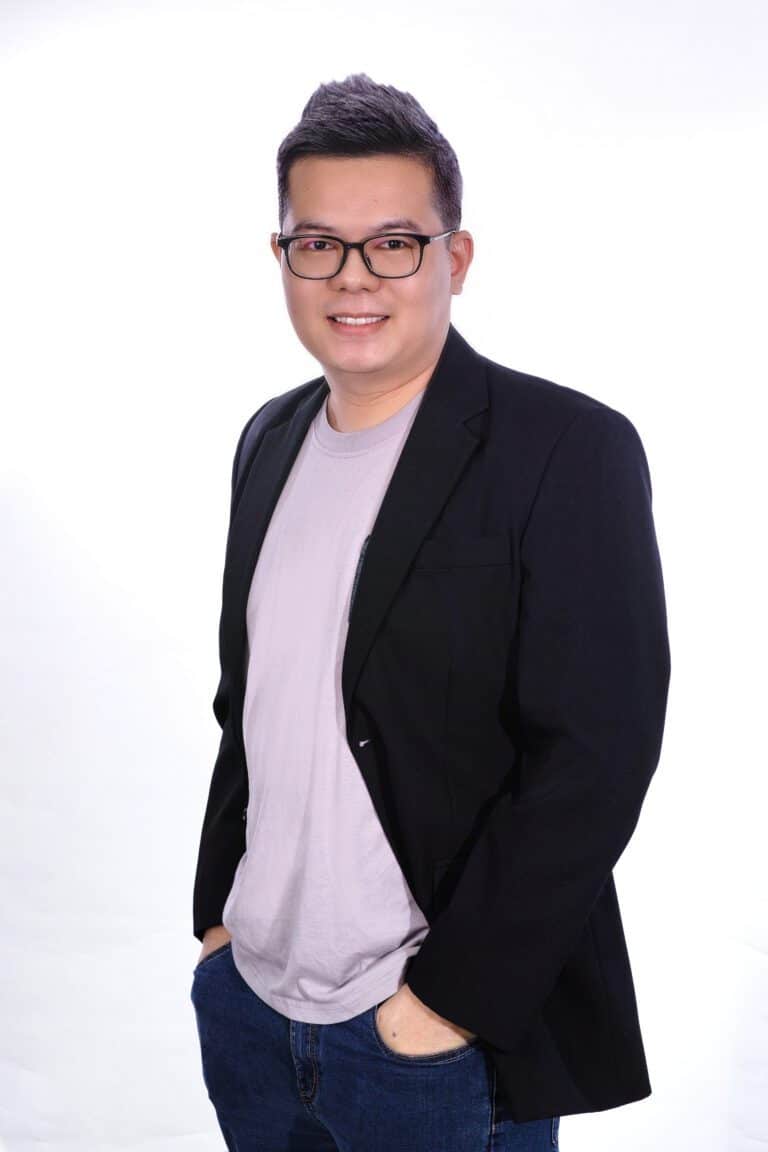 猫哥命理顧問微笑形象照，白背景雙手插袋站姿