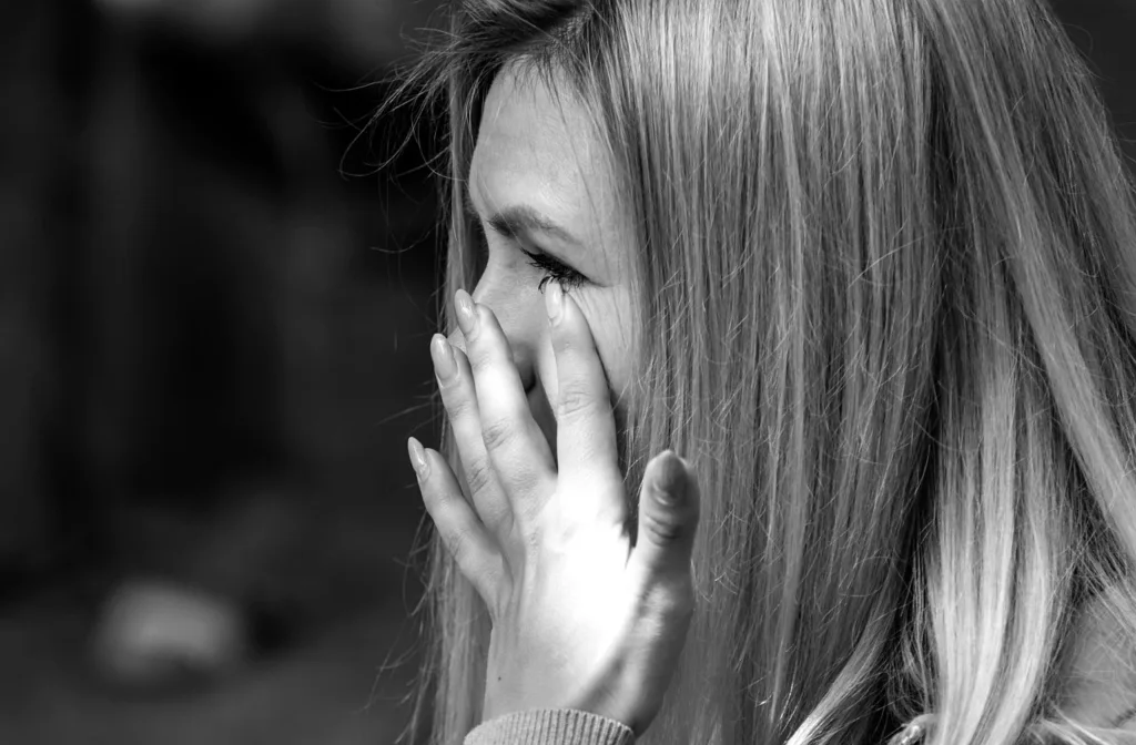 一位自信的职场女性（女企业主）照片，象征通过风水布局与奇门决策，成功从事业危机中逆袭，实现业绩突破的真实案例