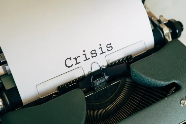 风水案例配图：打字机上的白纸印有英文 Crisis 字样
