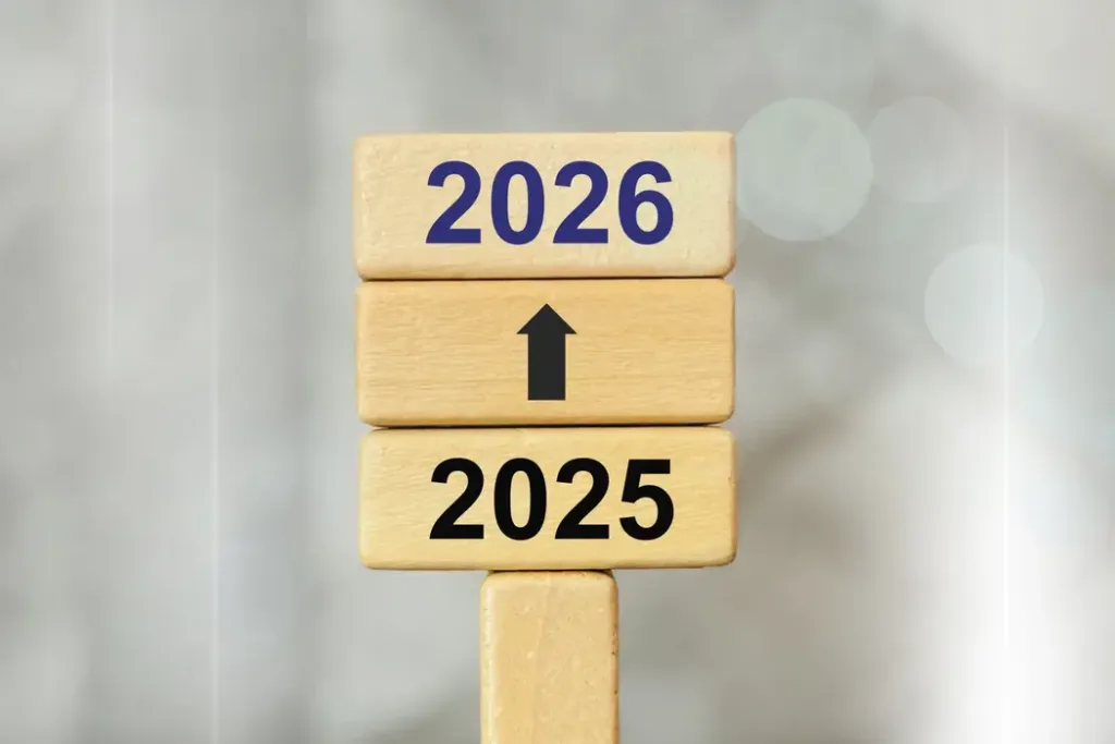 展示年份从 2025 年过渡到 2026 年的概念图。在风水命理中，2026年是丙午年（赤马年），标志着五行能量从乙巳蛇年的“火土初生”转变为火气极旺的阶段，也就是传说中“赤马红羊劫”的开始。