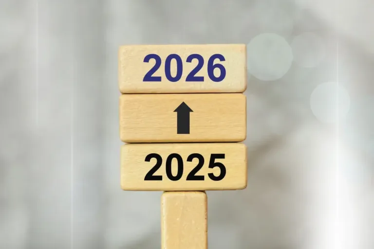 展示年份从 2025 年过渡到 2026 年的概念图。在风水命理中，2026年是丙午年（赤马年），标志着五行能量从乙巳蛇年的“火土初生”转变为火气极旺的阶段，也就是传说中“赤马红羊劫”的开始。