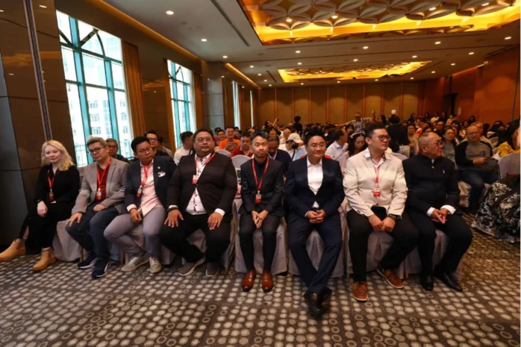 南洋风水大会前排嘉宾席，多位资深风水师与易学专家正在交流探讨，氛围专业