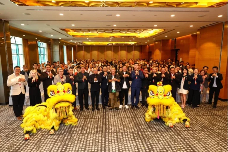 2025南洋风水大会现场大合照，前方有黄色醒狮表演，众多风水师与学员齐聚一堂