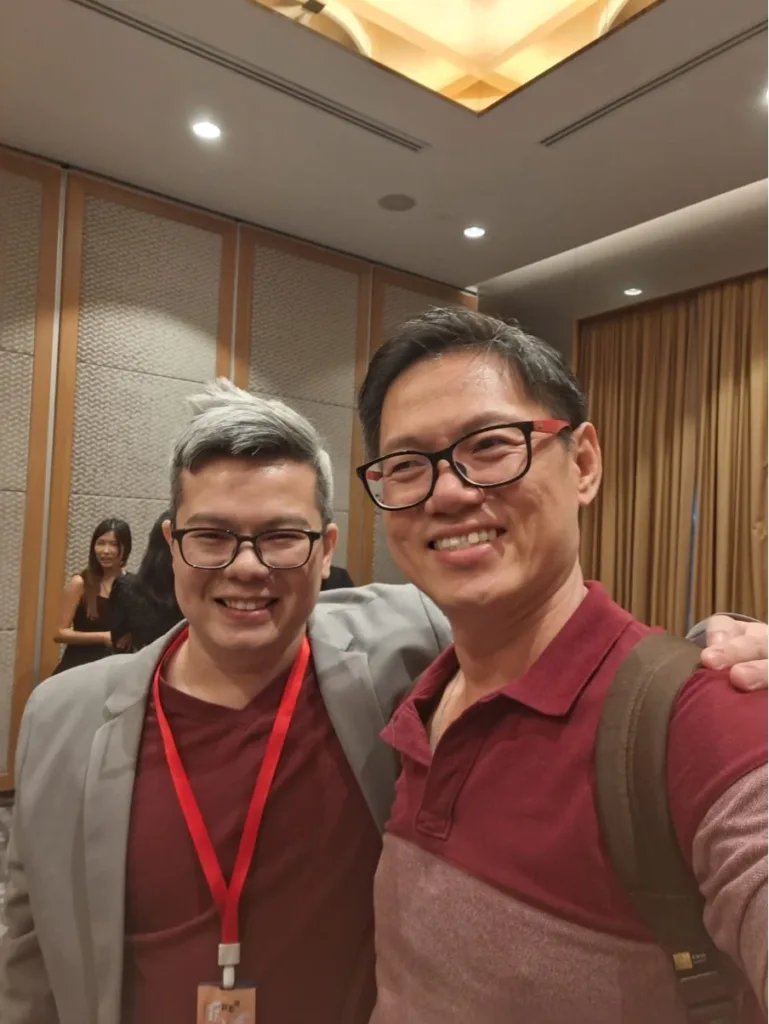 猫哥与易学同好在2025南洋风水大会现场的合影自拍