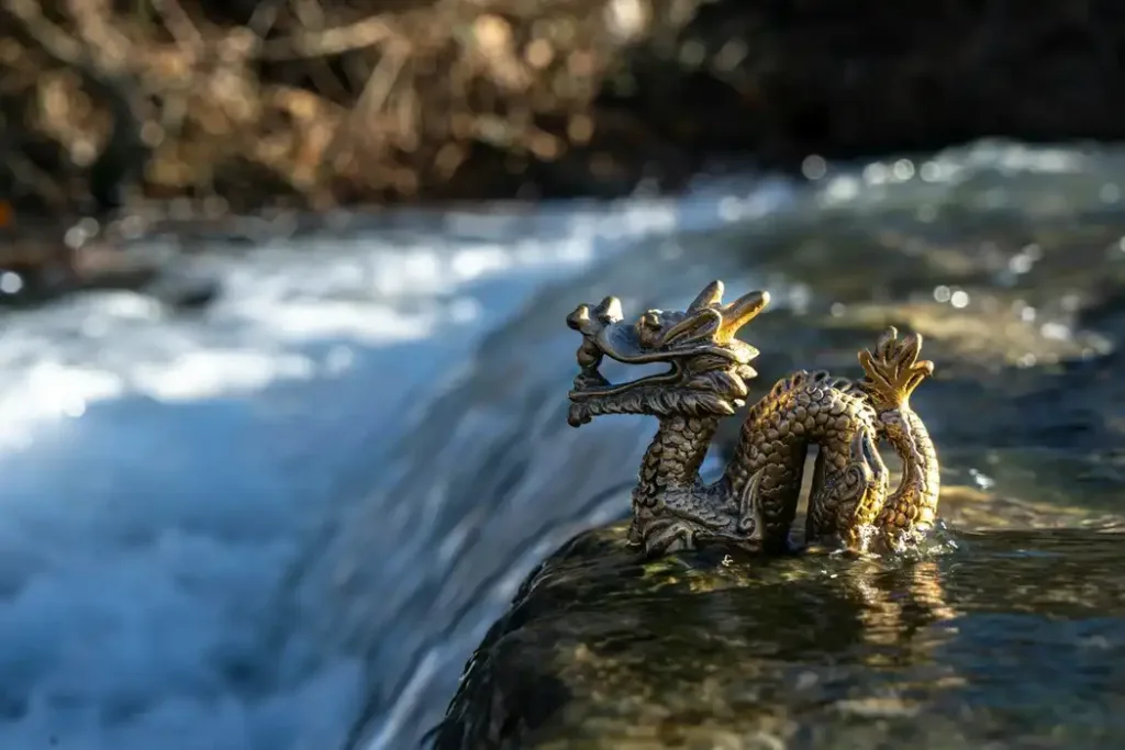 画面展示了龙（Dragon）与狗（Dog）的生肖意象，对应紫微斗数中的辰宫与戌宫。在即将到来的2026丙午火马年，火生土旺，这两个生肖将面临“天罗地网”能量的强化，需要通过内省（Reflection）寻找突破口。