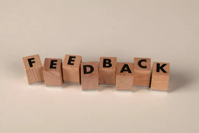 拼写“FEEDBACK”（反馈）单词的木质字母方块。象征 LuckyCat FengShui（猫哥风水）重视客户反馈，致力于通过真实的商业风水实战案例建立行业口碑与信任。