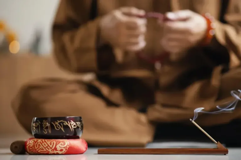 一个男人手持念珠正在冥想，表情略带焦虑与迷茫。这张图象征着玄学修行中修心（Spiritual Cultivation）的重要性。正如倪海厦（倪师）在《天纪》中所言，只有通过正念克服内心的贪婪与私欲，才能避免沦为“江湖术士”，避开“孤夭贫”的命运。