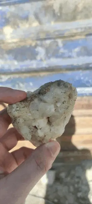 猫哥在堪舆现场的泥土中发现的一块天然白色水晶原石。虽然水晶代表瑞气，但在种生基的土质要求中，还需要综合考虑泥土的干湿度与五色土状况。