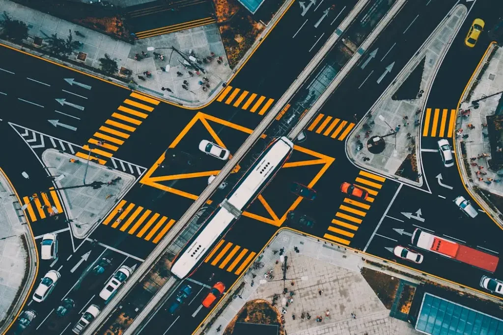 俯瞰城市道路交通的航拍图。在在线风水咨询中，猫哥会结合卫星定位与地图数据，远程分析房屋周边的道路形态，识别是否有路冲或反弓水等影响家运的外部煞气。