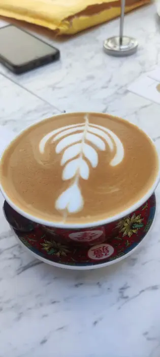 WhatsApp聊天记录截图。客户反馈猫哥风水的奇门占卜极其准确，精准指出她目前的工作是“神仙工作”（清闲），而内心的不踏实确实源于感情问题，客户对此表示非常惊讶。