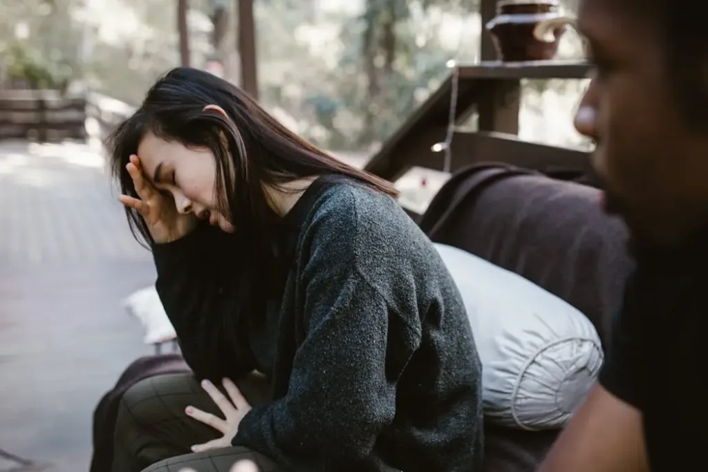 一对陷入感情冷暴力危机的情侣。女性表情痛苦焦虑，怀疑伴侣有第三者或隐瞒真相。这张图展示了需要通过奇门遁甲预测来理清的复杂感情局势。