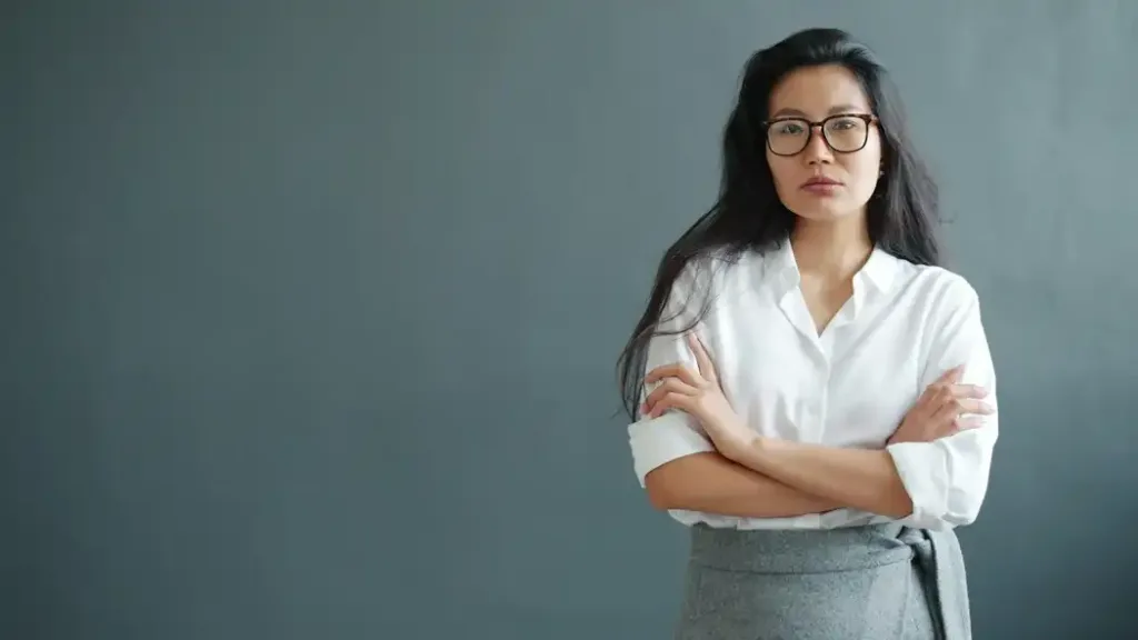 概念图展示了一个人在网状结构中挣扎，象征紫微斗数中的天罗地网（Tian Luo Di Wang）格局。这代表了命盘中辰宫（天罗）与戌宫（地网）带来的无形压力和束缚感，常被误解为牢狱之灾。