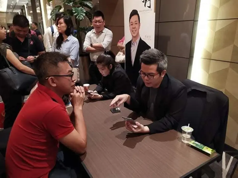 马来西亚猫哥分析奇门遁甲盘面，协助客户判断时机与局势变化