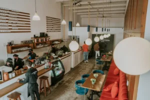 马来西亚 Cafe 室内环境，适合用于奇门占官非案例文章，说明饮食业经营，外劳员工证件与移民厅罚款风险。