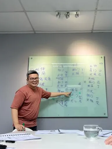 奇门遁甲与八卦风水盘面推演 - 猫哥风水|马来西亚风水师・紫微斗数・奇门遁甲 堪舆师猫哥在白板前讲解奇门遁甲九宫格与八卦方位的风水奥秘